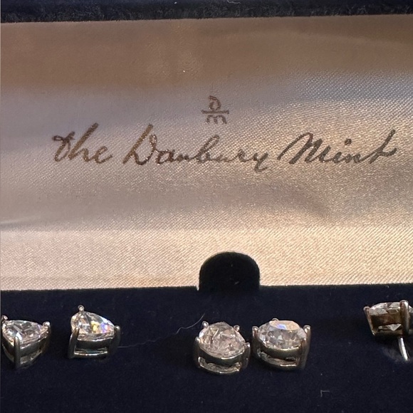 Danbury Mint simulated diamond Earrings Seven pairs, 7 different sizes & styles. - Picture 4 of 7